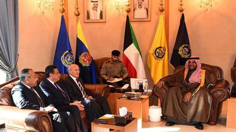 العصار يتفقد معرض