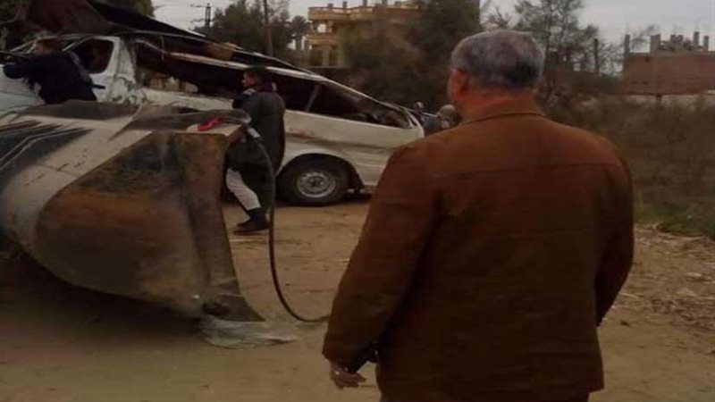 بالصور.. انقلاب ميكروباص