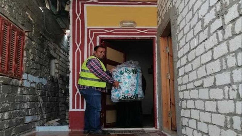 توزيع 4400 لحاف على