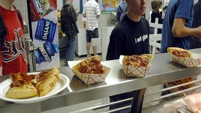 ترامب يغير النظام الغذائي المدرسي بالوجبات المفضلة له