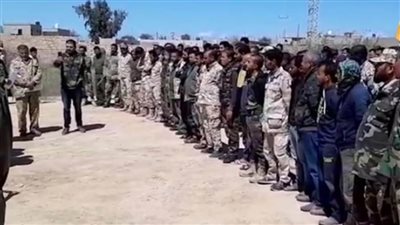 بالفيديو..عسكريون ليبيون يلتحقون بمعسكراتهم فى غرب ليبيا بعد تحريرها من الميليشيات 