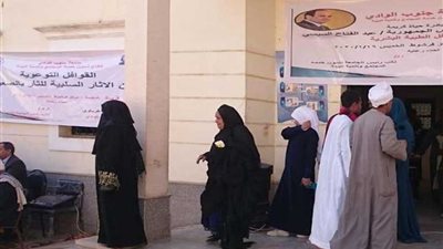 الكشف على 405 حالات بالمجان بقافلة لجامعة جنوب الوادى