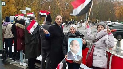 الجالية المصرية في (برلين) تستقبل الرئيس السيسي بالإعلام وهتافات تحيا مصر