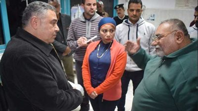 في زيارة مفاجئة ليلًا.. محافظ البحر الأحمر ينقذ طفلة بمستشفى الغردقة (صور)