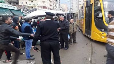 حملة مكبرة لإزالة الإشغالات والتعديات من حرم مسار الترام الجديد وسط الإسكندرية