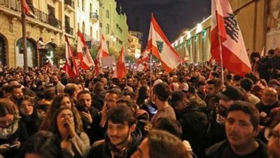 عشرات الأشخاص يرشقون قوات الأمن بالحجارة أمام البرلمان اللبناني