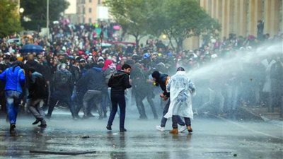 الأمن اللبناني يستخدم المياه لتفرقة المتجمهرين أمام البرلمان
