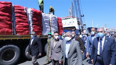 كامل وزير يتفقد ميناء الإسكندرية للتأكد من تطهير وتعقيم الصادرات والواردات 
