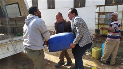 نائب برلماني يعقم ويطهر مدن وقرى دائرته على نفقته الخاصة 