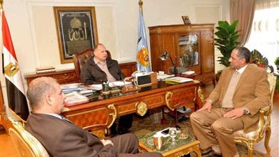 محافظ أسيوط يؤكد أهمية متابعة القطاعات حفاظًا على المال العام