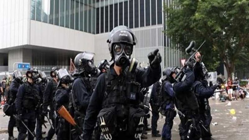 شرطة هونج كونج تفرق