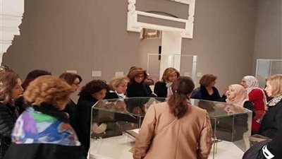 زوجات وزراء ودبلوماسيين في زيارة المتحف الإسلامي