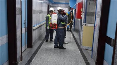 مياه المنيا توزع مستلزمات طبية وقائية على عمال الصرف الصحي لمواجهة فيروس كورونا