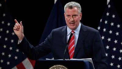 عمدة نيويورك يحذر من نفاد الإمدادات الطبية في المدينة خلال أسبوع