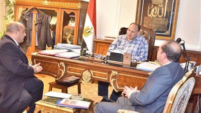 محافظ أسيوط يناقش تنفيذ مشروعات بـ94 مليونًا