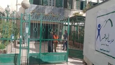 صور| حزب المؤتمر بمنيا القمح يدعم عمال مجلس المدينة بمطهرات وقفازات