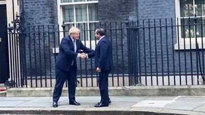رئيس الوزراء البريطاني يرحب بالرئيس السيسي فور وصوله إلى مقر مجلس الوزراء