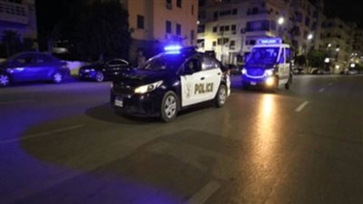 ضبط فتاتين تستوقفان السيارات وتطلعان على رخص السائقين وقت الحظر