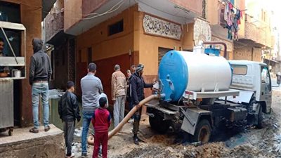 رفع مياه الصرف الصحي بجوار مدرسة بالخانكة