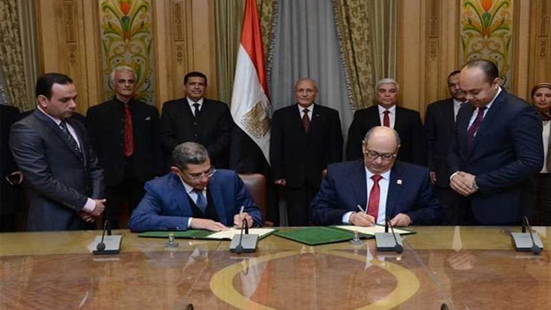 العصار يشهد توقيع