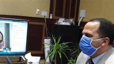 رئيس جامعة دمنهور يشرف علي سيمنار وافدين بالفيديو كونفرانس