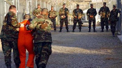 الجارديان: مصممّ برنامج استجواب جوانتانامو يكشف أخطر أساليب التعذيب