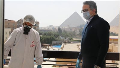 العناني يتفقد المناطق الأثرية والسياحية بعد تعقيمها وتطهيرها