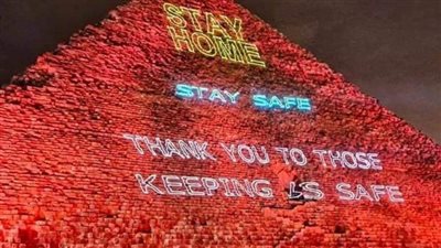 رسالة تحية إلى الأطقم الطبية تزين أهرامات الجيزة 