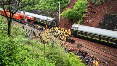 مصرع شخص وإصابة 127 فى حادث خروج قطار عن مساره وسط الصين