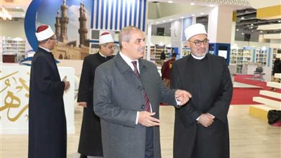 رئيس جامعة الأزهر يتفقد جناح الأزهر بمعرض القاهرة الدولي للكتاب