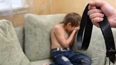 سائق يتهم طليقته بتعذيب نجلهما وتصويره عاريًا