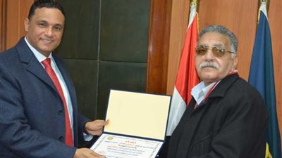 محافظ الدقهلية يكرّم 