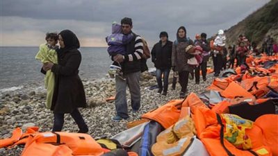 آلاف المواطنين بالجزر اليونانية يتظاهرون بشدة ضد ازدحام مخيمات اللاجئين