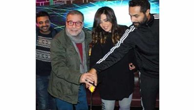 بالصور.. ياسمين عبدالعزيز تحتفل بتصوير مسلسلها الجديد