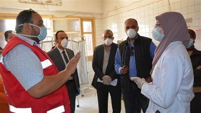 نائب محافظ المنيا يتابع توافر الخدمات بقريتي الحجر المنزلي ببني مزار  لمواجهة كورونا 