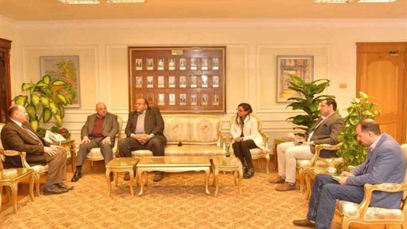 محافظ أسيوط يلتقي