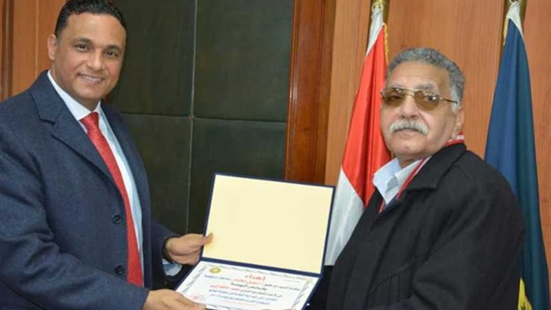 محافظ الدقهلية يكرّم