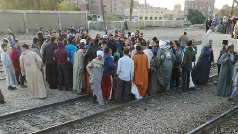 قطار يصدم سيدة أثناء