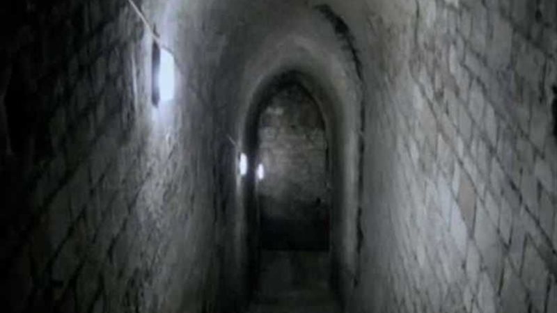 شاهد.. ممر سري لهروب