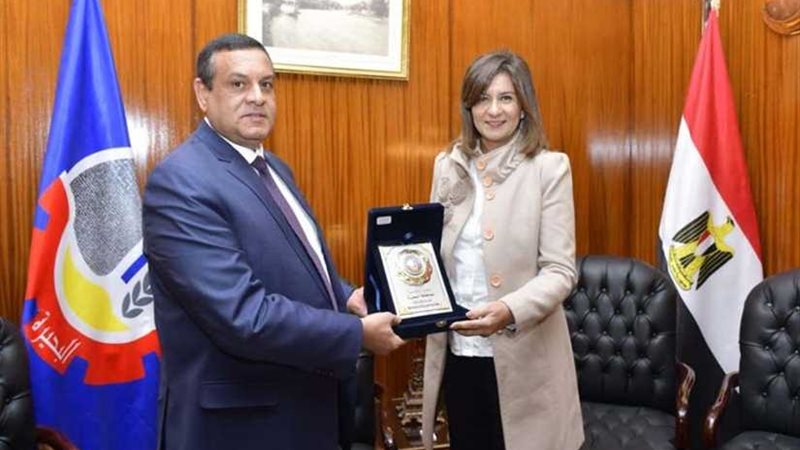 آمنة ومكرم يلتقيان