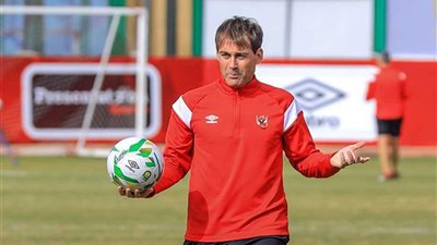 فايلر يجتمع بعبد الحفيظ قبل مران الأهلي