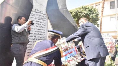 محافظ أسيوط يشارك في وضع إكليل من الزهور على النصب التذكاري لشهداء الشرطة