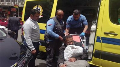 التدخل السريع ينقذ مسنًا مريضًا بلا مأوى يتألم بالشارع وينقله مستشفى