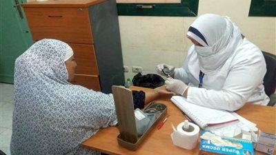 توقيع الكشف الطبي على 1835 مواطنًا في قافلة طبية بقرية الشهداء بالبحيرة