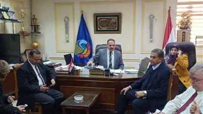 اللواء هشام آمنة يبحث تطوير منظومة العمل بالمراكز التكنولوجية