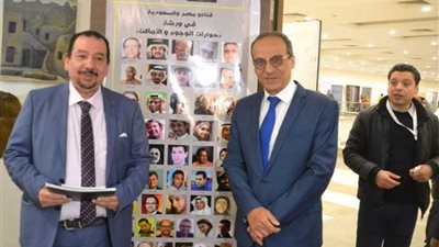 بالصور.. الحاج علي يفتتح معرضا للفنون التشكيلية بمعرض الكتاب