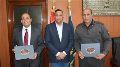 محافظ الدقهلية يكرم رئيس مركز المنزلة ونائبه