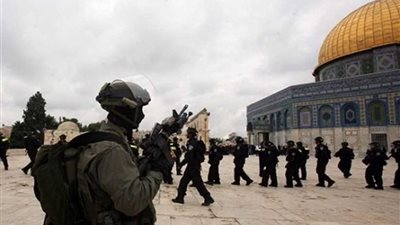 الاحتلال الاسرائيلي يعتدي على المصلين بالأقصى ويعتقل مدنيين