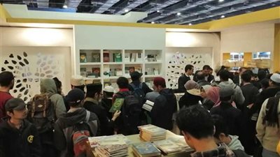 رواد ؤ يصطفون للحصول على إصدارات 