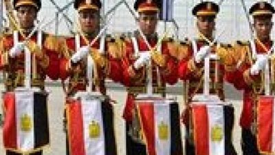 الموسيقات العسكرية تستقبل رواد معرض الكتاب ب الأغاني الوطنية